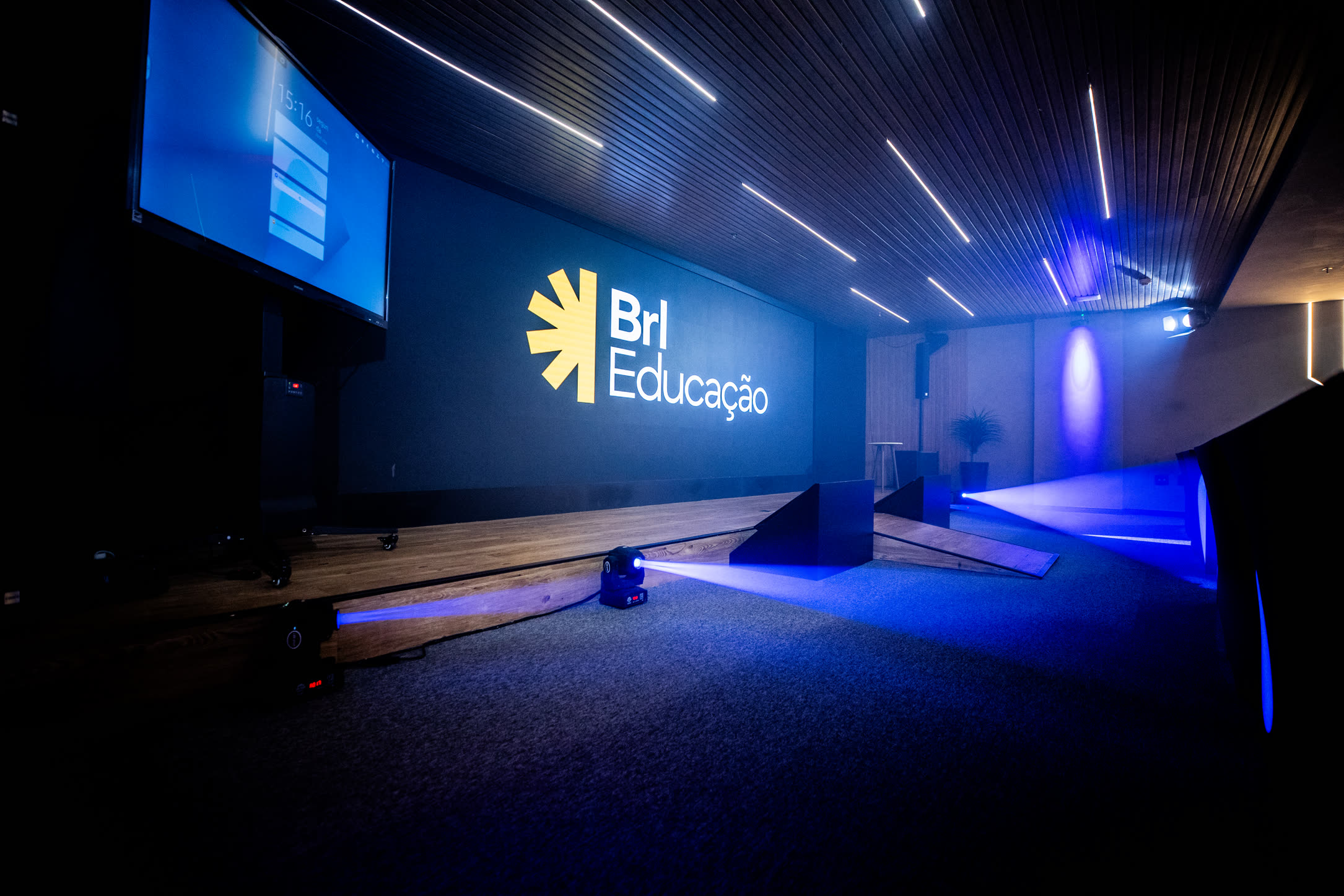 Palco e Painel LED Espaço Brl