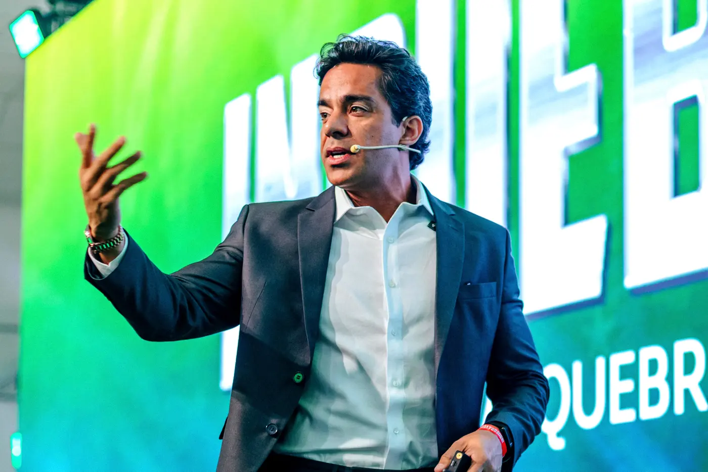 Ravell Nava no palco da edição Inquebráveis, em 2025