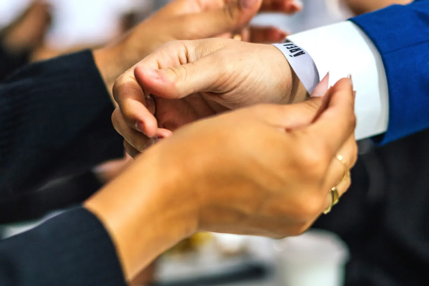 Credenciamento do BRL Experience, com a pulseira sendo colocada no participante