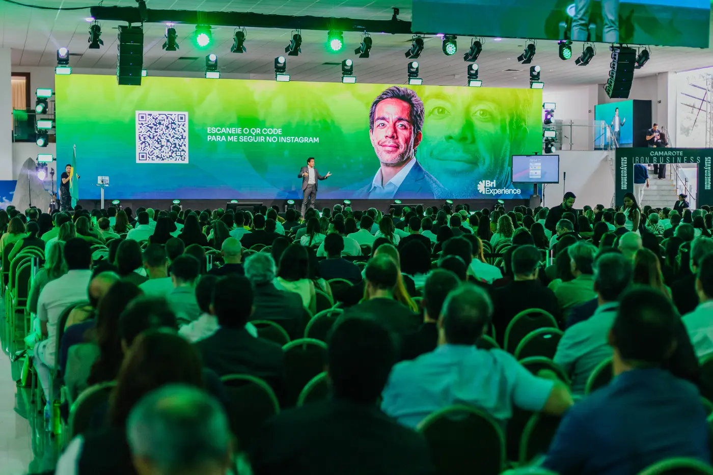 Palco do BRL Experience com telão e plateia