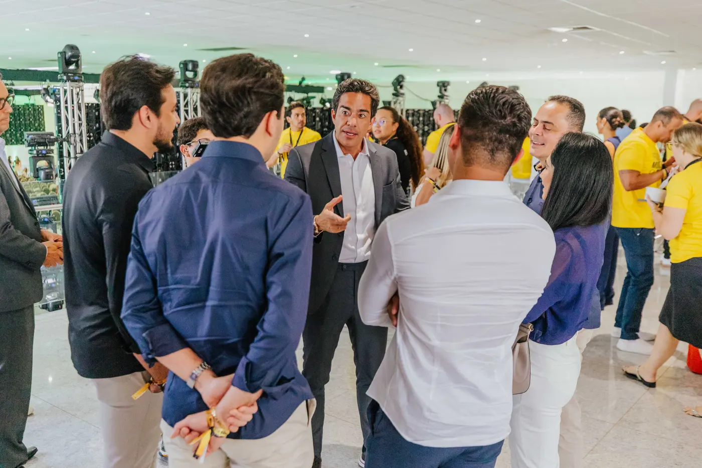 Empresários conversando no Iron Lounge durante o evento